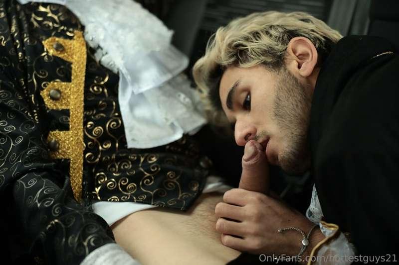 He knows how to get a dick 😜