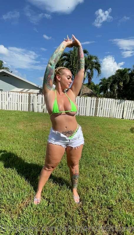 NEW VID! Bouncing ass out back and jumping on the trampoline..