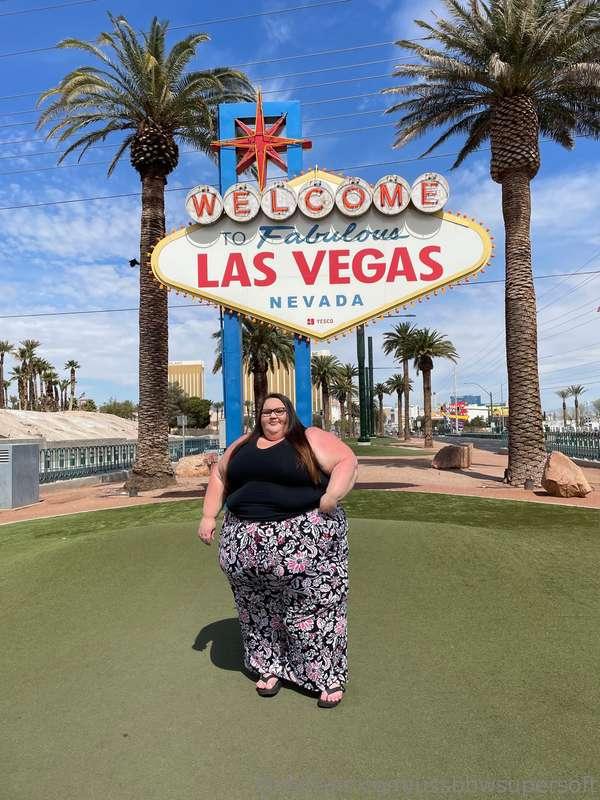 Palm trees, blue skies and a ussbbw, what more can you ask f..