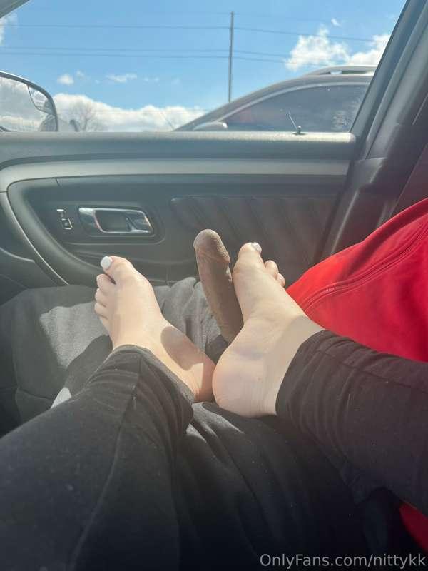 Are you into foot jobs? 😩😩