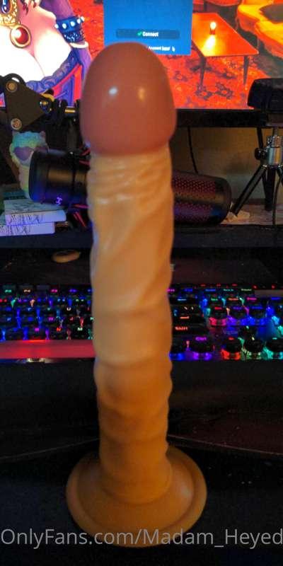 Guess how many inches my new dildo is 😈 want a custom video ..