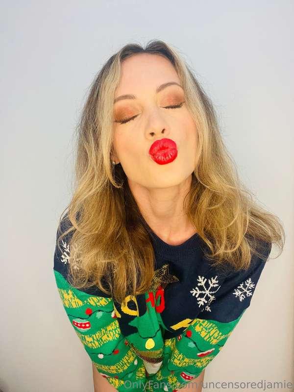 Feeling cute and Christmassy 🥰🎄 which pic is your fave? Make..