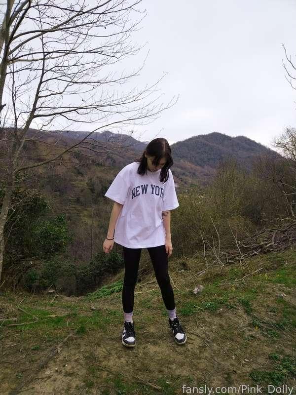 Today I'm going up a big mountain that overlooks the whole city. I have to go up 1.5 kilometers, I don't know how long it will take, follow me❤️

#travel #fyp #outside #tiny #skinny #tights #18 #young