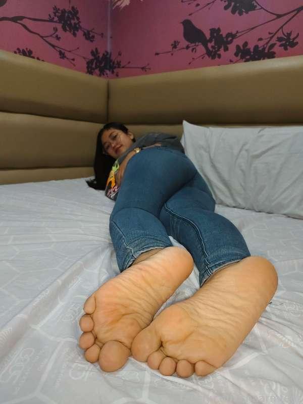 Jeans and barefoot