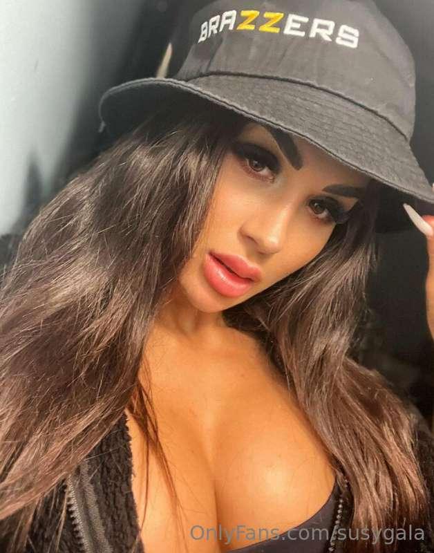 I'm alone... and I'm really looking forward to misbehaving 😈..