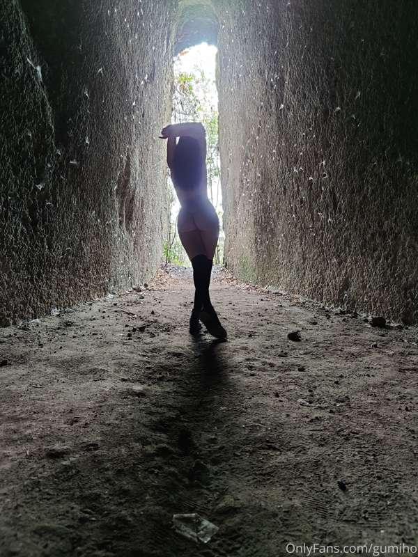 oh look I'm completely naked except the overknees and shoes ..