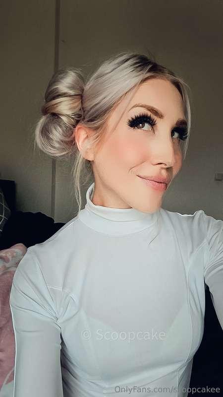 Sexy Leia is waiting for you! ✌️💋 @scoopcake