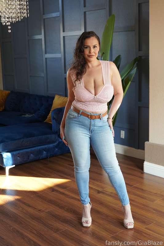 Do you like me in jeans? 💕

#bigtits #goddess #curvy #bigboobs #milf #highheels #sexy #squirter #mistress #hugetits