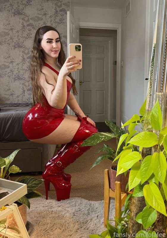 This is such a sexy latex dress! (It’s my 2nd ever latex dress I got bought about 3 years ago) I love how tight &amp; shiny it is😈😍✨