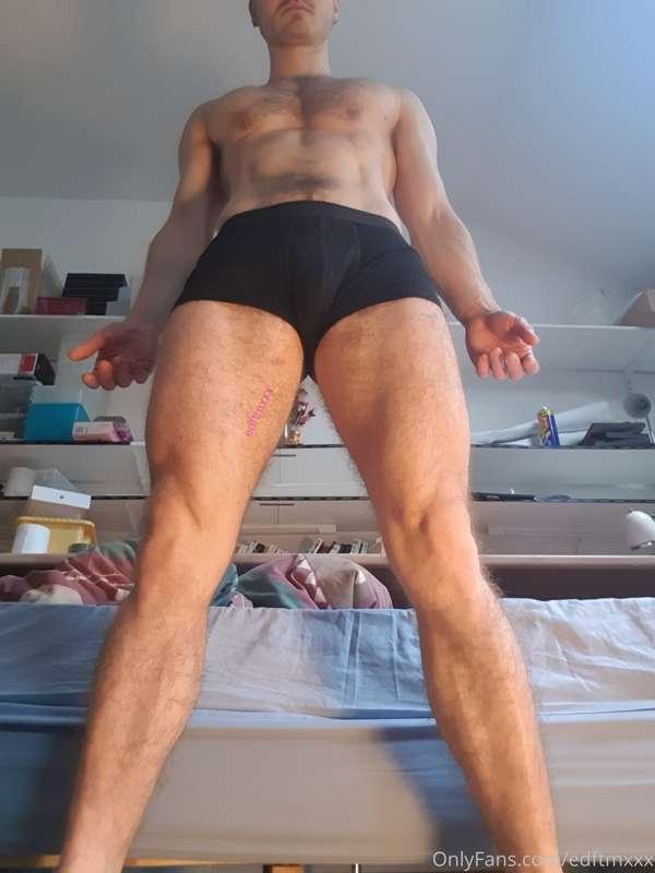 I need someone kneeling in front of me lapping at my pussy😈😈