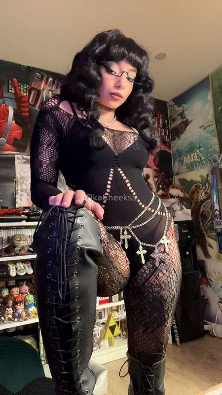 Another night, another rave. Do you like my outfit? 🥰