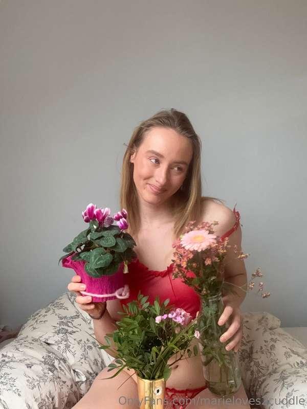 POV: When no one gives you flowers, but the home decor vase ..