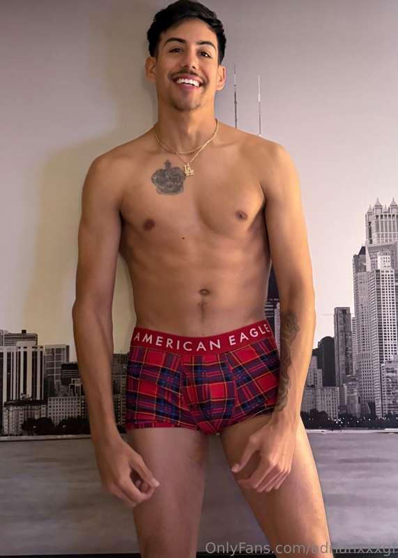 NEW photo set and silent jerking vid (roomie was around but ..