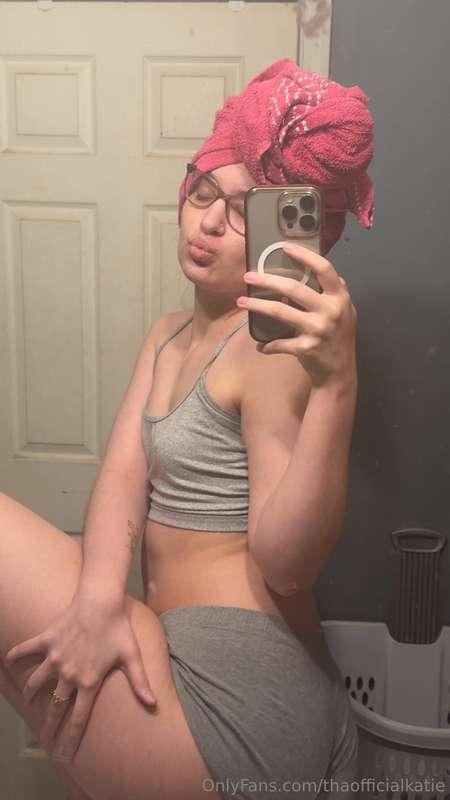 Just took a shower, wanna have fun? 😘