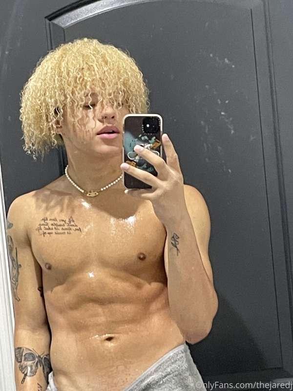 Check your messages for a little after shower surprise 😘💦💦🍆