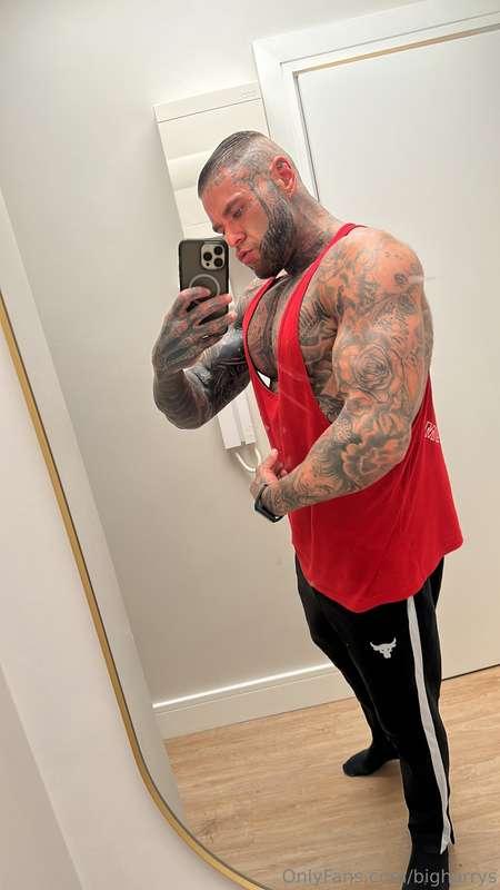Booom just finished gym come and lick my sweat 😈