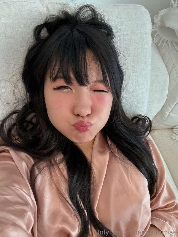 MWAH! 😘💋 Just woke up from a nap.. come hang in our dms? 