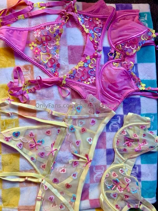 Somethings brewing @x_sugar_x sneaky girl on girl photoshoot..