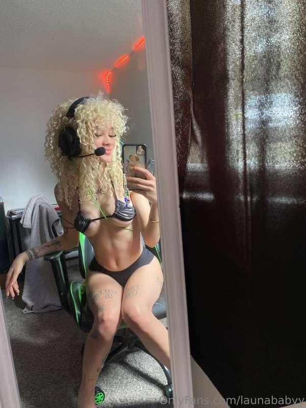 unlock and i’ll remove my top 🥵👅