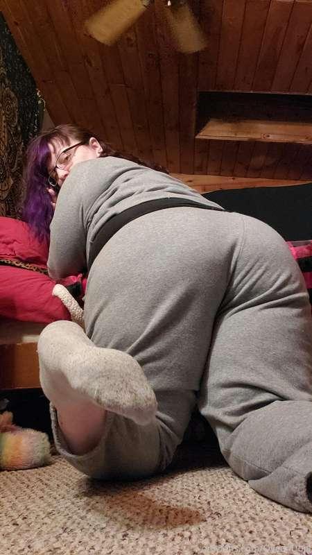 good morning. I'm addicted to sweatpants and having my pussy..