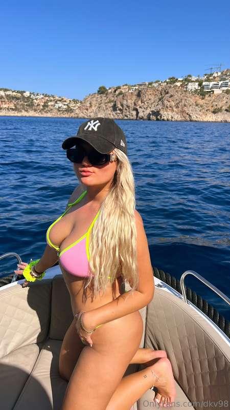 I like to visit the sea with my favorite swimsuit. 👙 