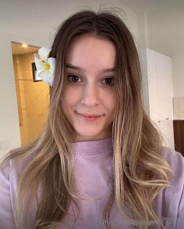 🌟 @nikadvn 🌟 This girl is so cute and shy that you just can'..