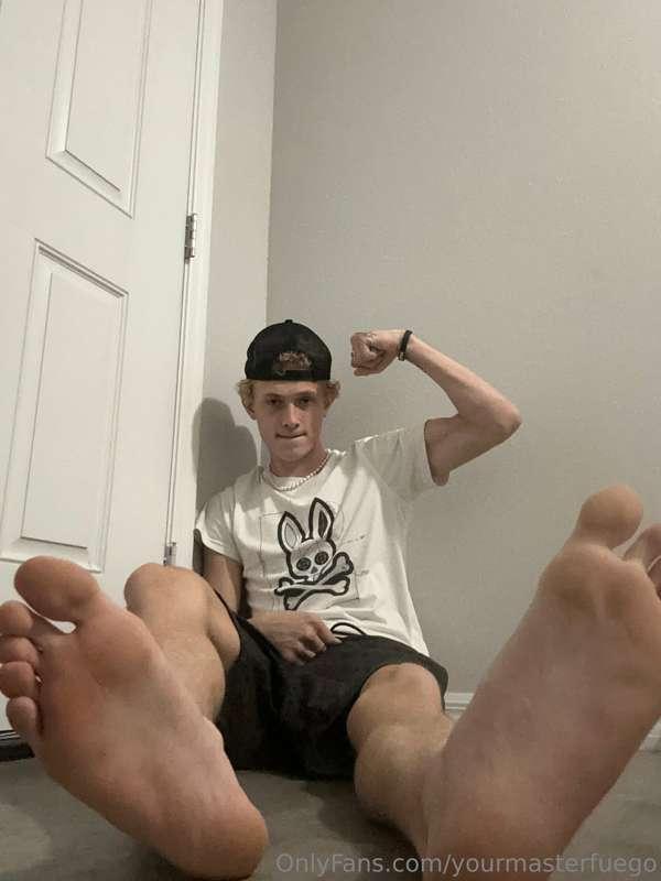 Worship my stinky feet😈🦶🏻 You know I’m your King👑