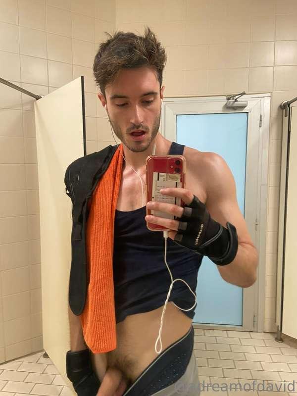 From the gym's bathroom 🙈 Would you help me work out the low..