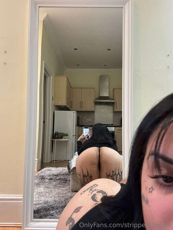 Juicy booty alert 💦 Want to see this ass in action?🍑