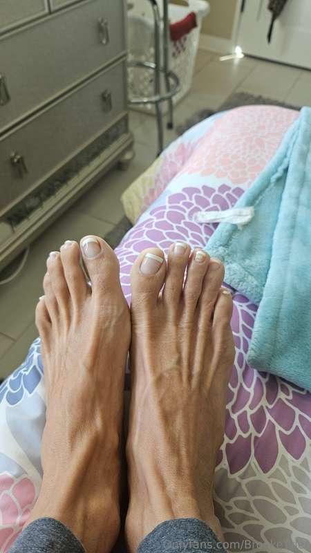 Just got a fresh Pedi for all of you foot lovers, a French P..