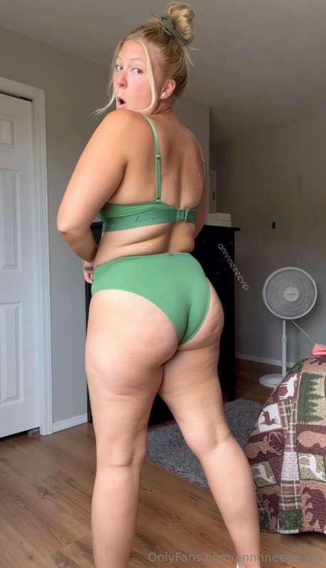 The stages of me turning around and looking at my booty 😂🍑
S..