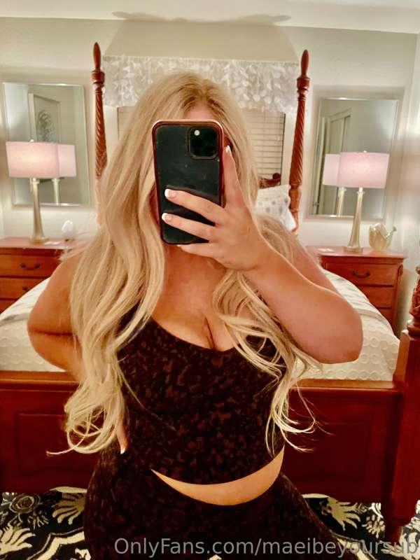 Perfectly unused bed behind me 😏😈