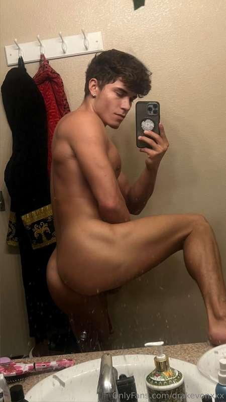 Would you eat my muscled ass? 👅