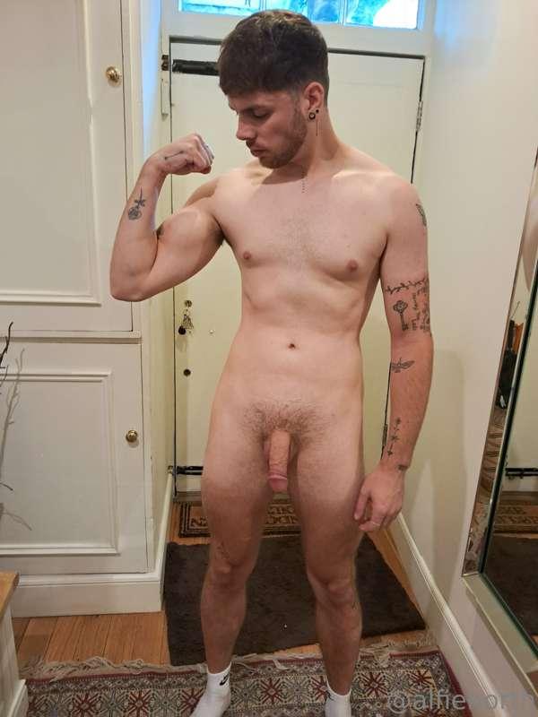 I need someone who's going to worship
 me properly 😈💪 is tha..