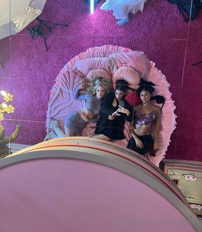 bts from a shoot i did yesterday 💞 i’ve had a super rough fe..