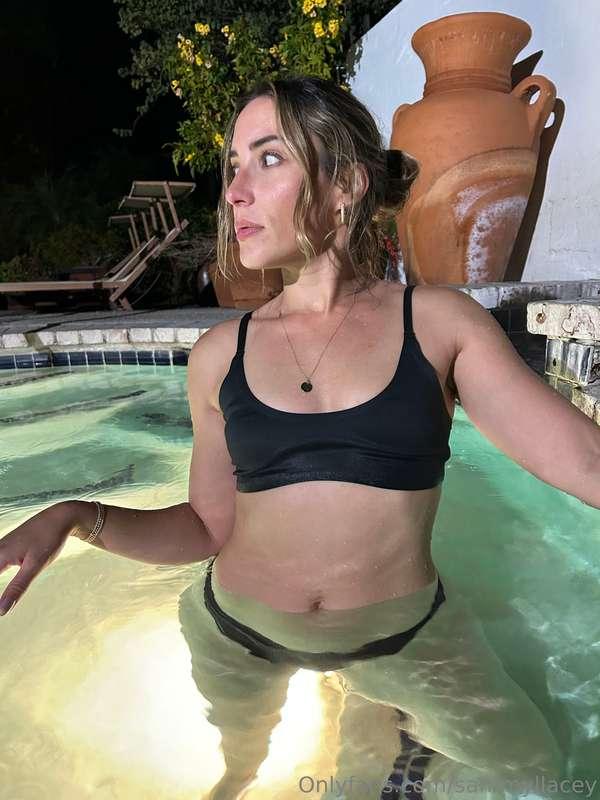 Hot tub bunny 💦