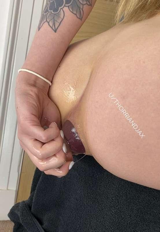 Look how much my asshole grips this plug!