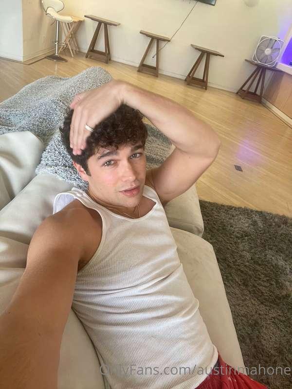 Answering as many DMs as I can today! Hmu 😉