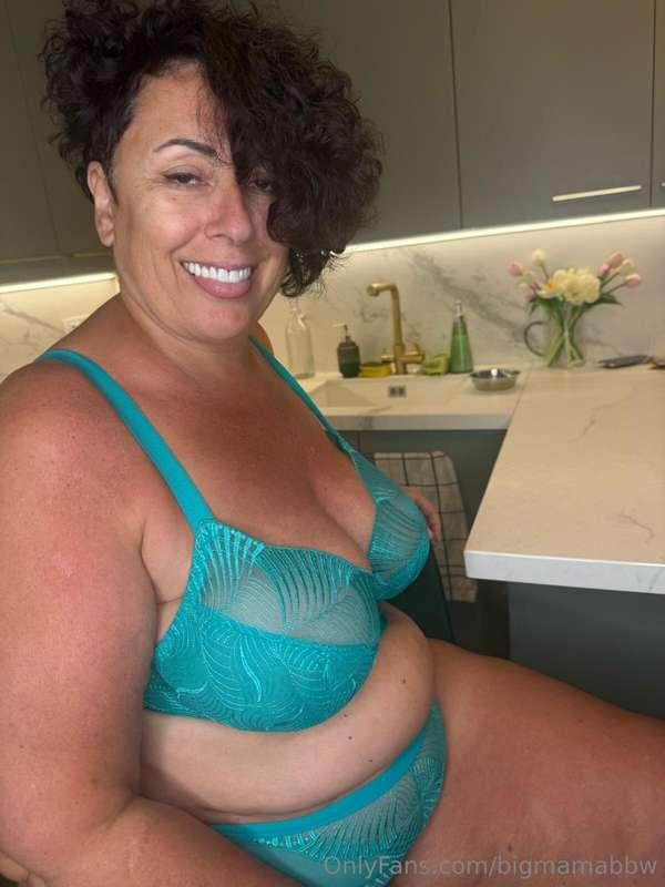 Slide your cock in between my titties 🍆