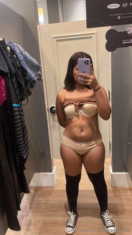 I'm shopping new clothes uwu but first a hottie pic!😶‍🌫️
