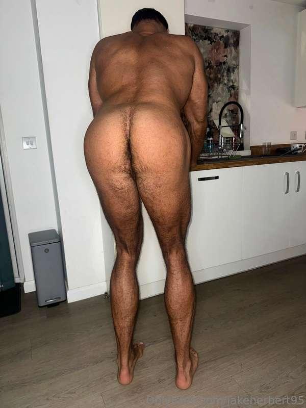 Don’t mind me 🍑