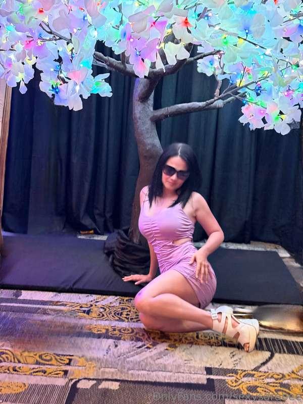 What happens under this tree stays between us 🌸Swipe 😘