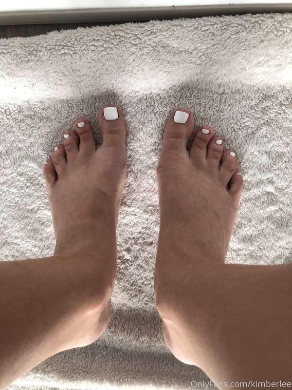 White toe nail polish 😋 🤍 🦶