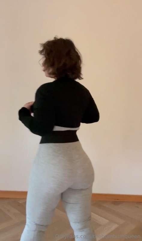 gray pants always make the booty look soooo good for some re..