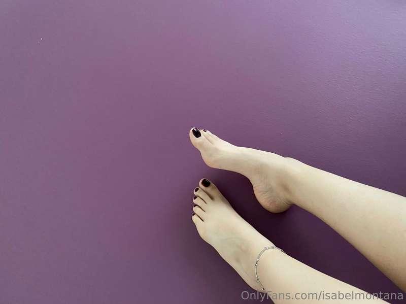 Who loves feet? 

Ayaklarıma tapmak ister misin