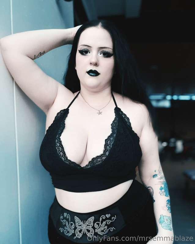 Want a goth gf? 🖤 