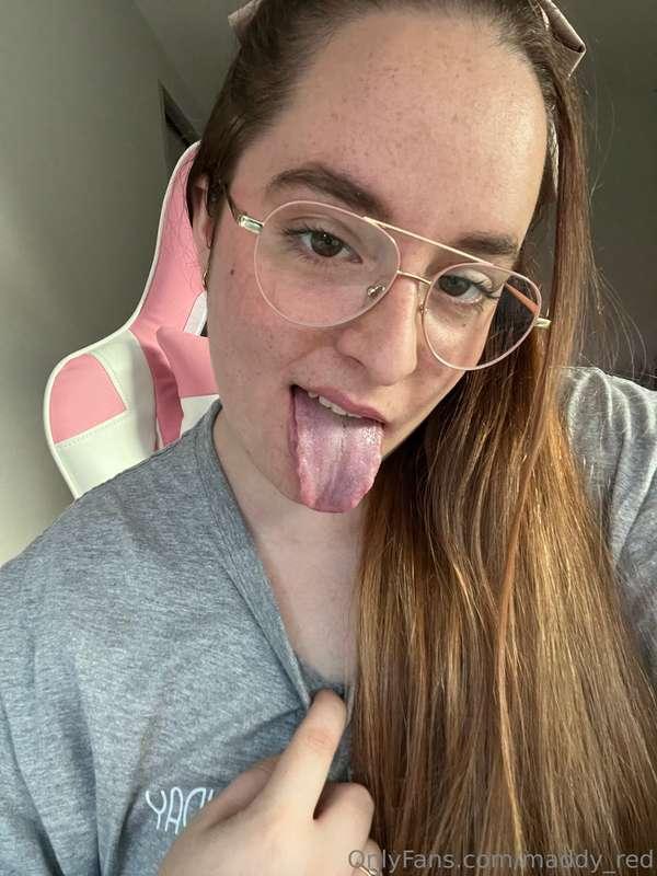This tongue has a lot of tricks... want to find out? 😈 dm me..