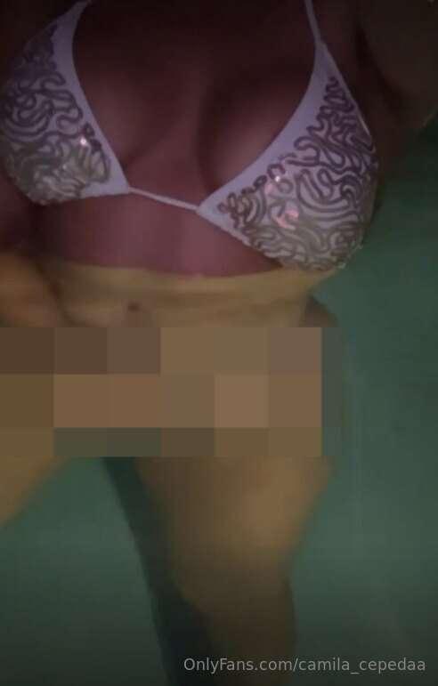 Take a guess what I'm rubbing in the pool 😈