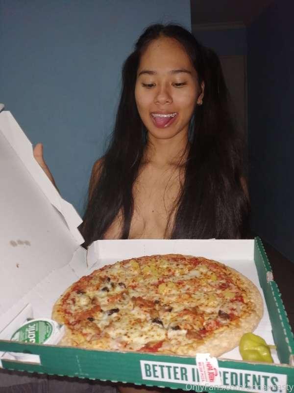 When you are soooo hungry 🥰🍕