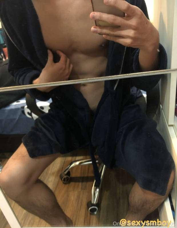 冬天來了 冷死🥶
穿浴袍睡覺 真的好舒服
一早巨獸還是甦醒了 haha😈
